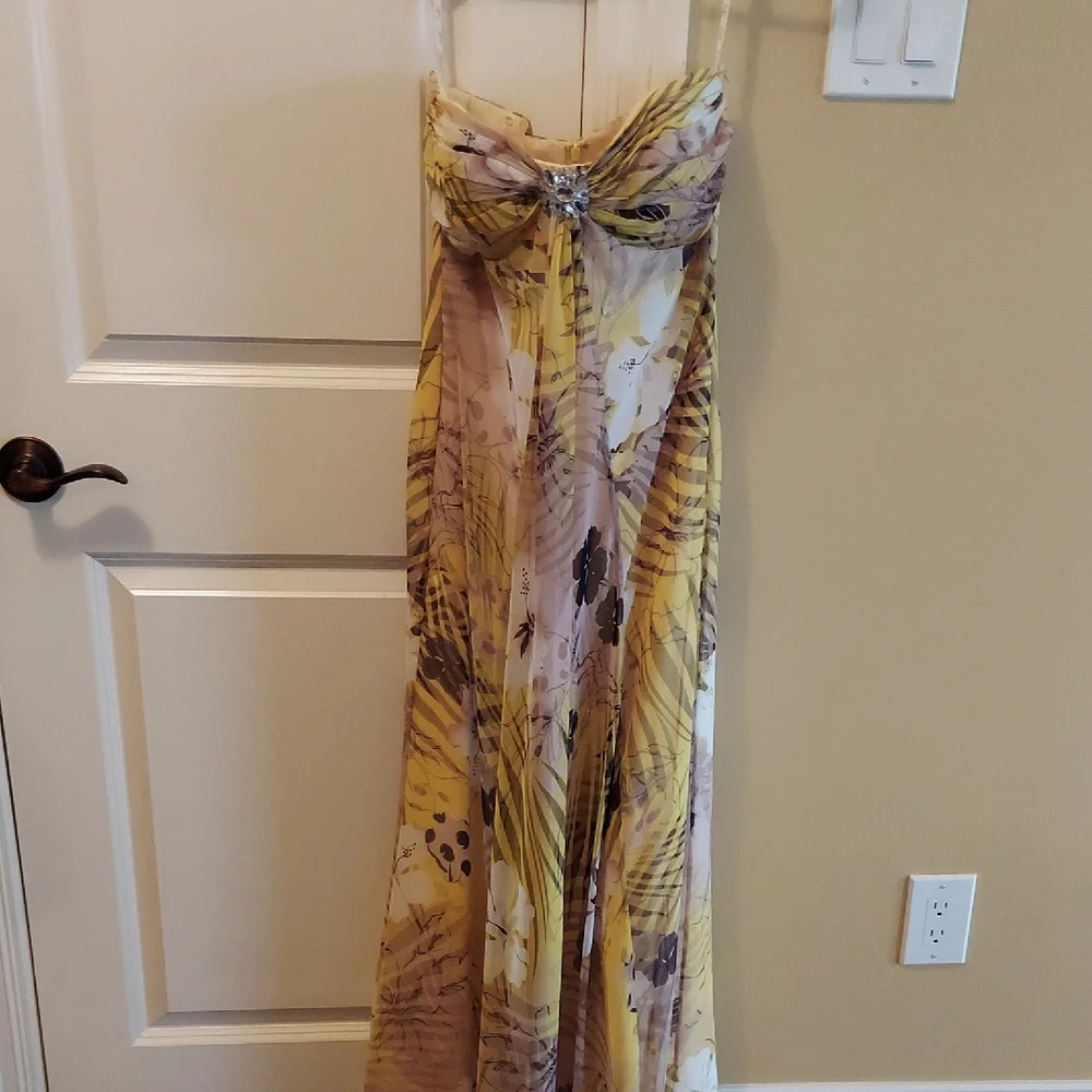 Elegant Strapless Floral Dress - Picture 1 of 3